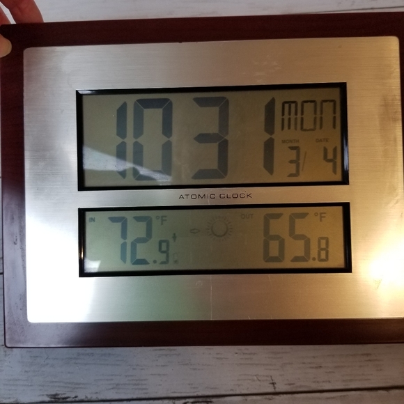 La Crosse Technology Intelligent Weather Forecast Digital Wall/Desk Clock - Picture 2 of 10